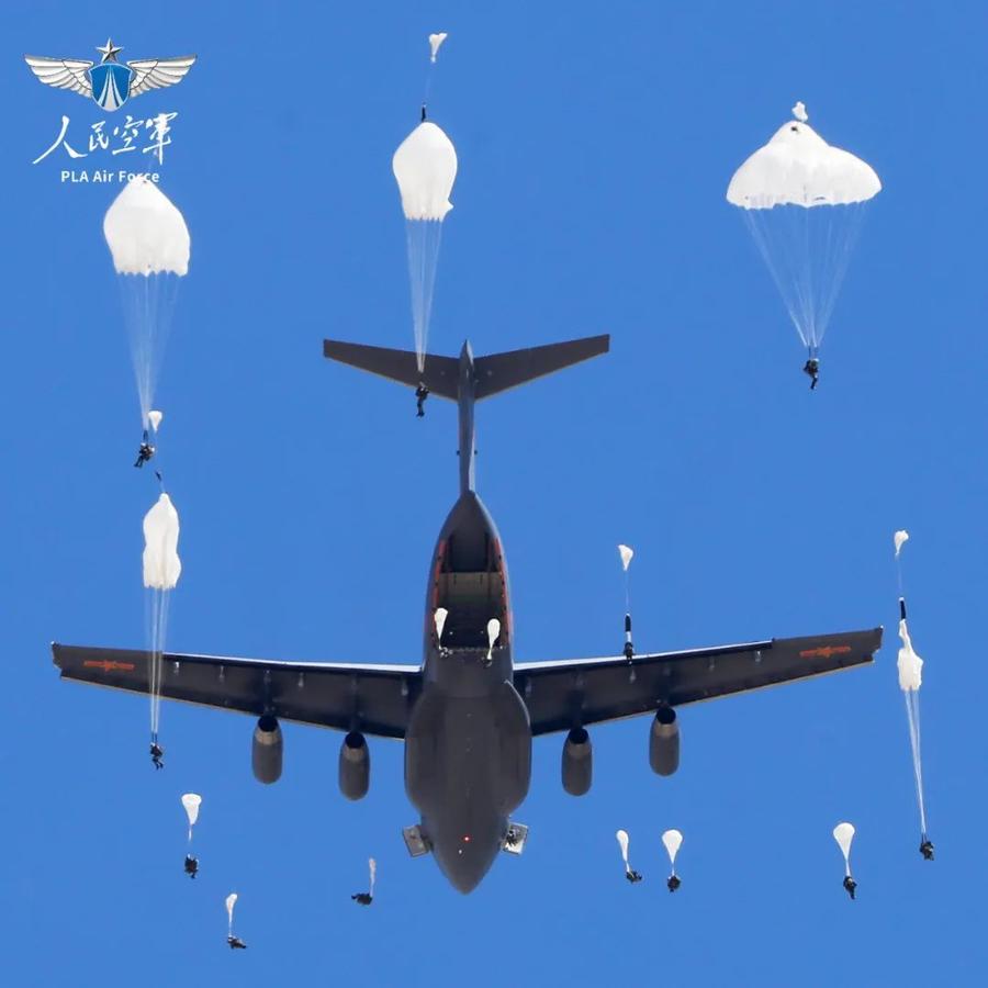 运-20与空降兵部队开展空降空投训练.