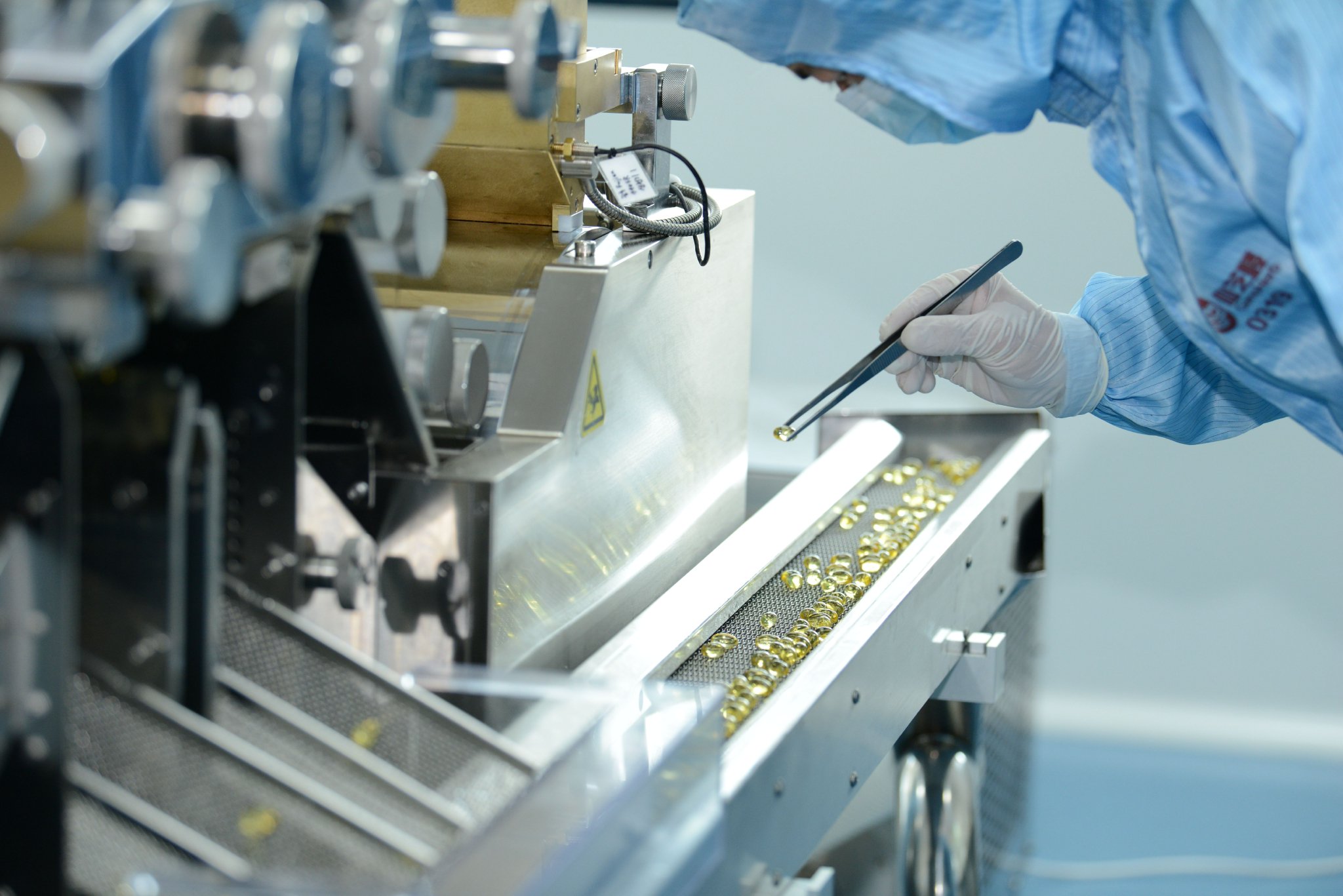 "这条是软胶囊自动化生产线,我们吃的一粒粒金黄透亮的灵芝孢子油,就