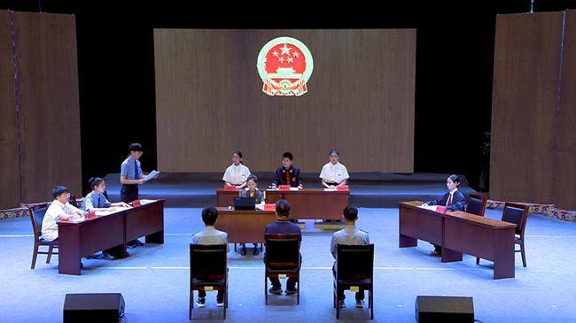 许昌市魏都区检察院在该市第十中学组织模拟法庭活动