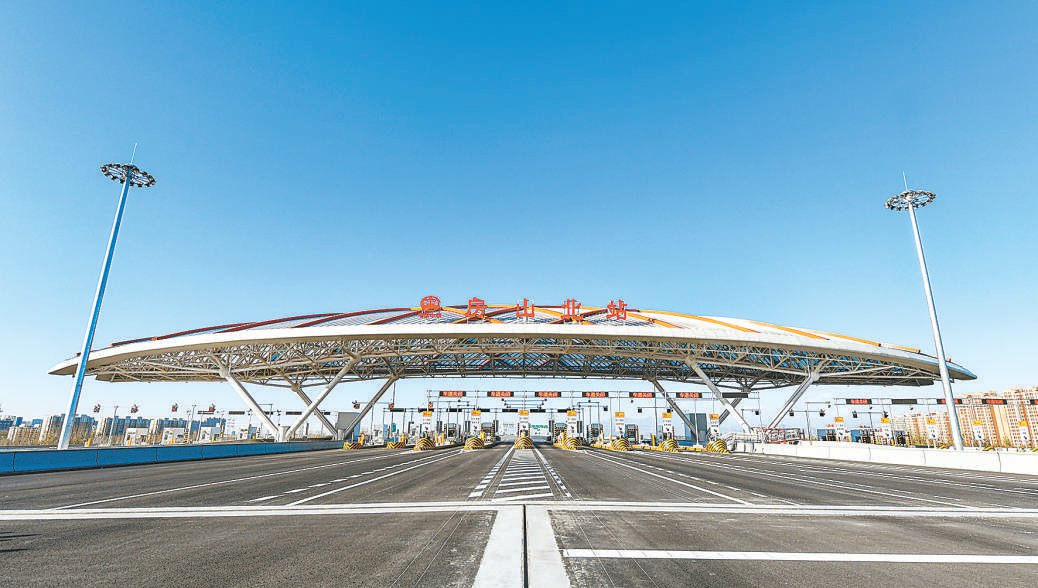 本报记者 邓伟摄本报记者 孙宏阳房山长阳镇,兰花文化公园上空,一座