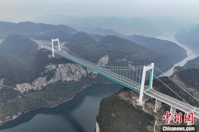 图为航拍贵州贵金高速公路金烽乌江大桥.  中新网记者 瞿宏伦 摄
