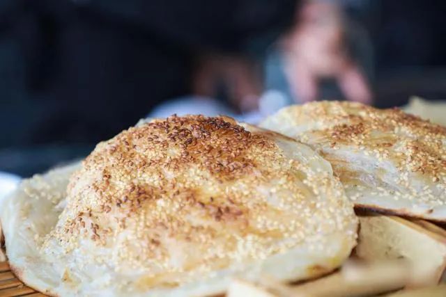 安徽蒙城的油酥烧饼,在当地人心中,那可不单单是口烧饼,而是种由美食