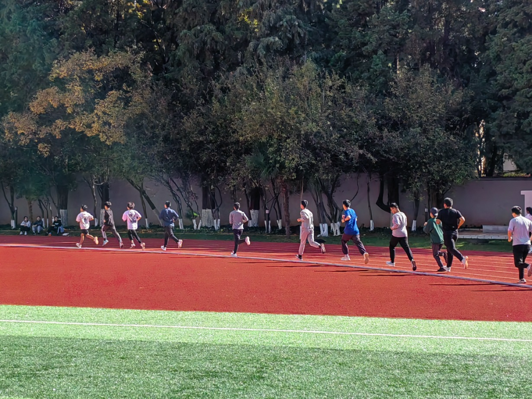 2023年11月21日,云南大学男生1000米体测现场.新华社记者岳冉冉 摄