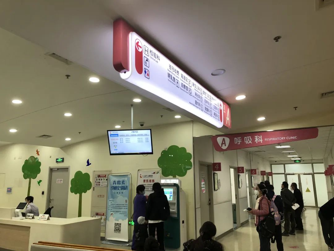 11月24日上午8点多,上海市儿童医院泸定路院区内的呼吸科病区内已经有