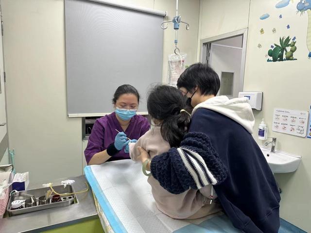 11月24日上午,浙江大学医学院附属儿童医院内护士正在为患儿输液.