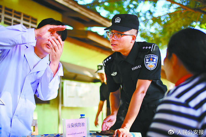 中国民警为老挝村民翻译病情.记者张铮 摄