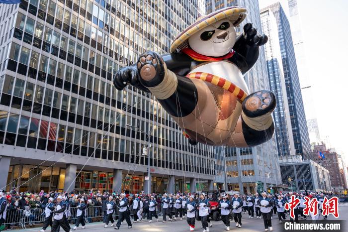 美国纽约举行感恩节大游行 全新亮相巨型气球人气高|阿宝_新浪财经