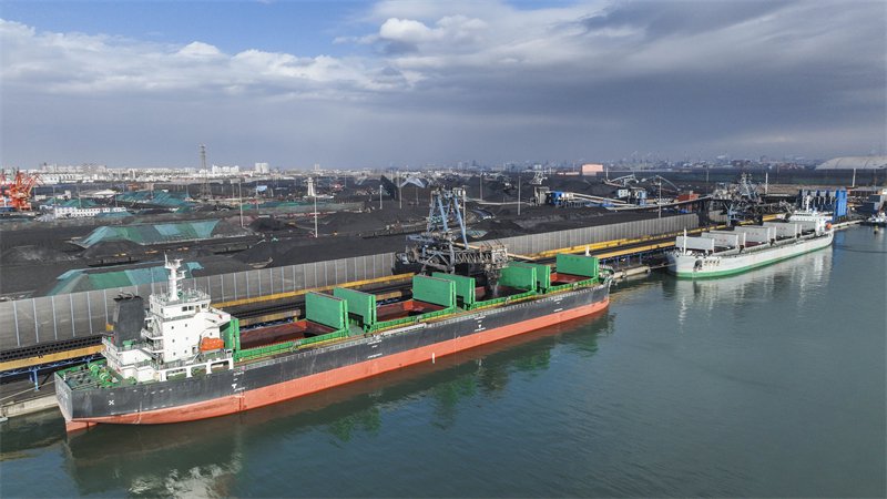 11月23日,轮船停泊在唐山港京唐港区煤炭码头进行装船作业(无人机照片