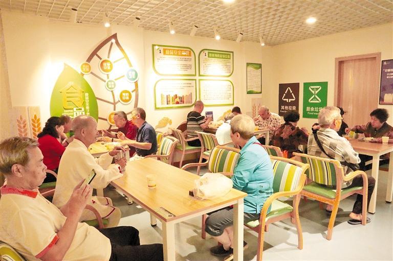 花溪区"阳光生活圈"内的养老服务站. 朱迪 摄