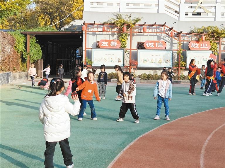 一到课间,孩子们都到操场上玩耍. 碑林区小雁塔小学供图