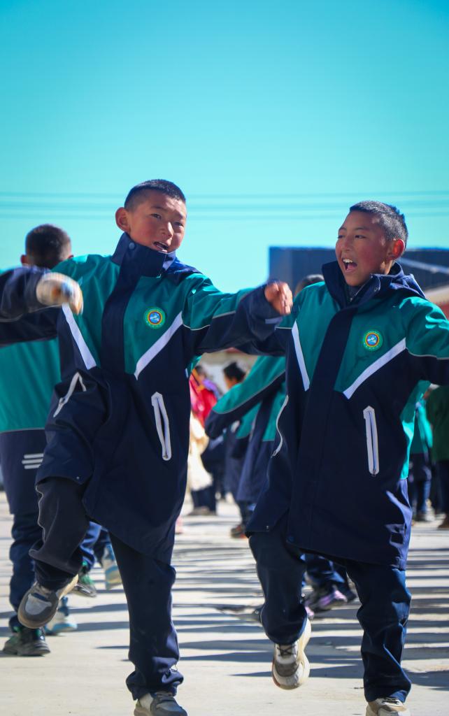 西藏阿里措勤县中学的学生们正在跳"磁石弹舞"(11月13日摄)新华社记者