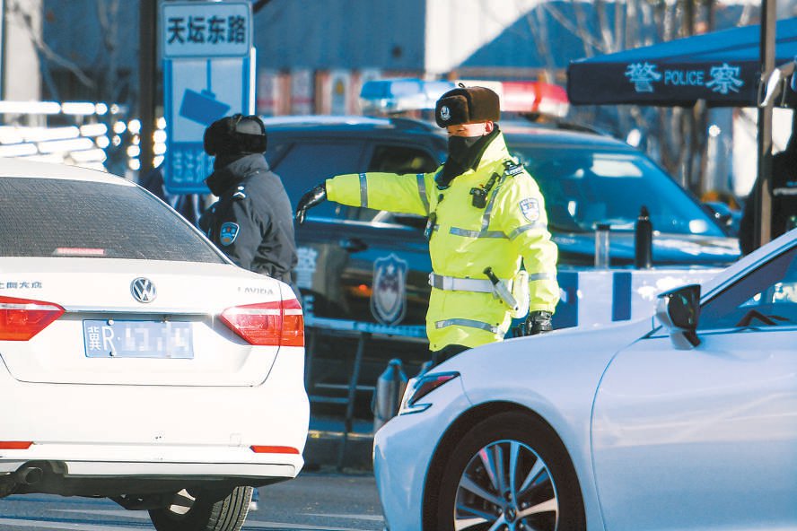今天早晨,天坛东路,交警在寒风中执勤. 本报记者 邓伟 摄