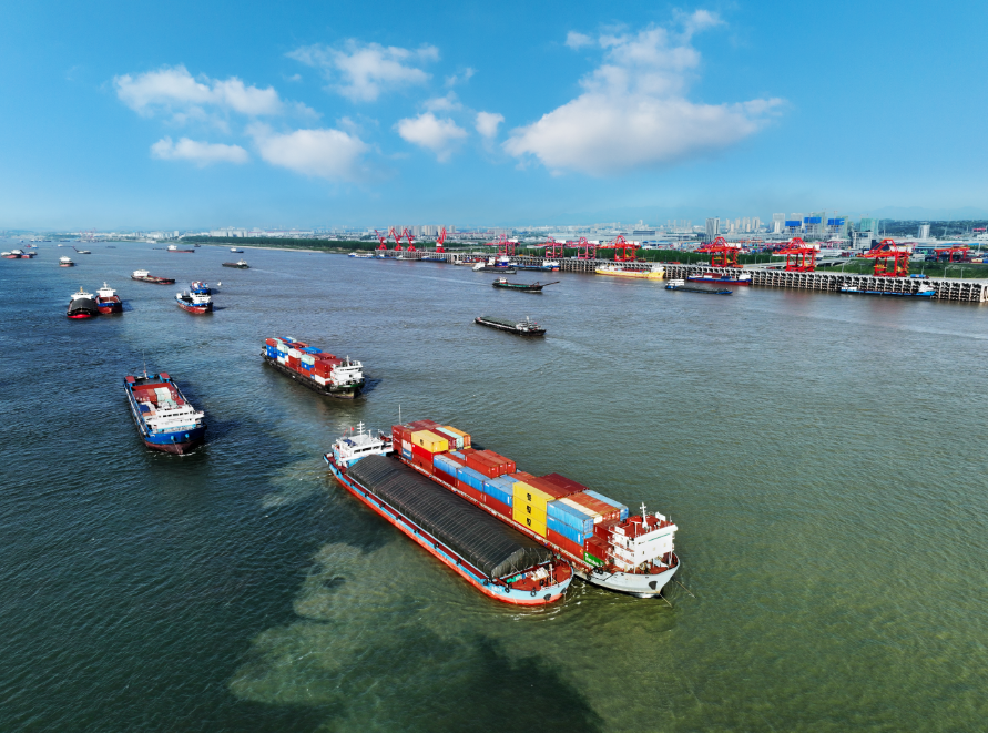 繁忙的城陵矶港.许理伟 摄