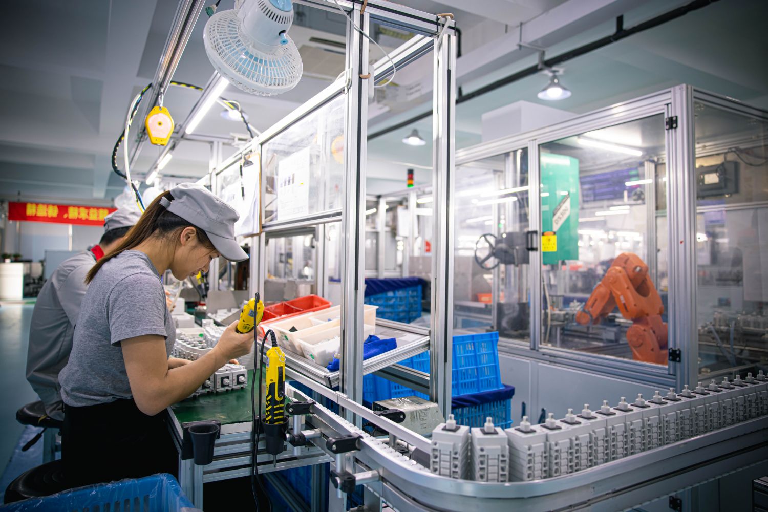 在浙江温州的奔一新能源有限公司,工人在生产线上工作.