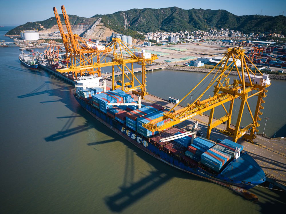 11月22日,货轮停靠在温州港集团状元岙港区集装箱码头卸载集装箱(无人