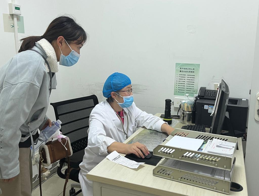 在天津市儿童医院马场院区,商跃云正在问诊.新华社记者 徐思钰 摄