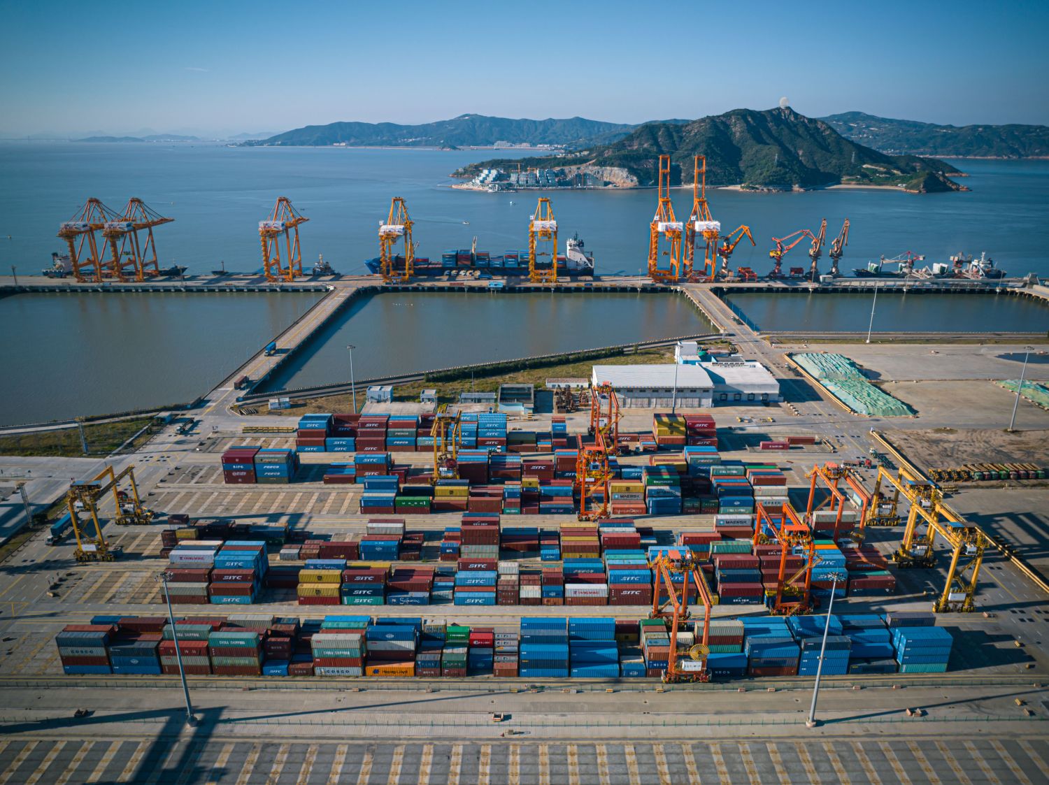 温州港集团状元岙港区集装箱码头(无人机照片).新华社记者江汉 摄