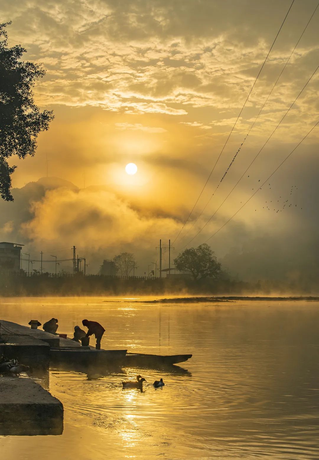 连州市保安镇水口村,迎来了漂亮的日出朝霞.