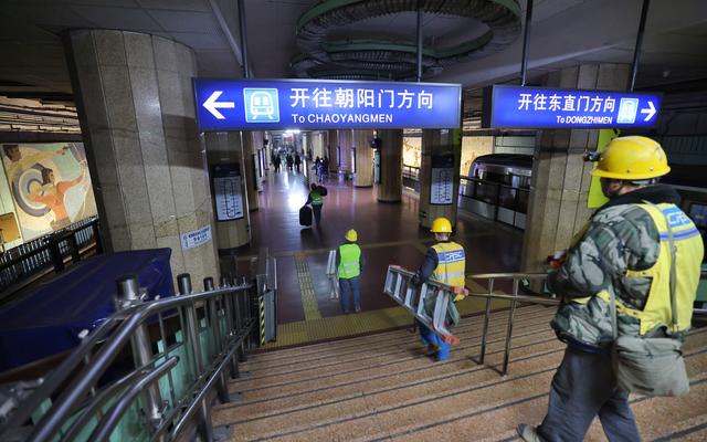 11月25日起,东四十条站进行封站改造,工人们正在搬运施工物资.