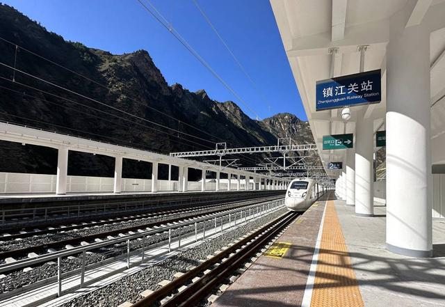 试运行列车抵达镇江关站 中国铁路成都局集团供图