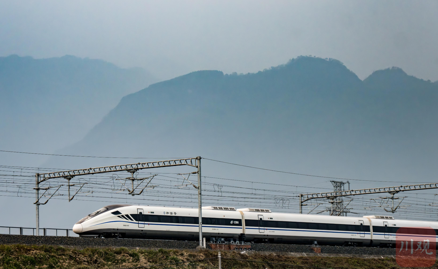 这是试跑动车行驶在绵阳市安州区境内.