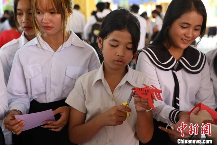图为柬埔寨学生学习中国剪纸技艺.中新社发 黎海月 摄
