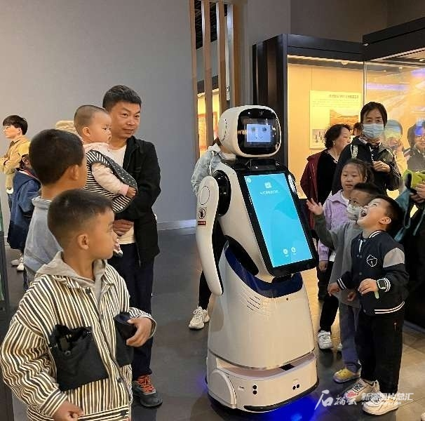 吐鲁番博物馆里的智能机器人讲解很受游客欢迎(资料图片).