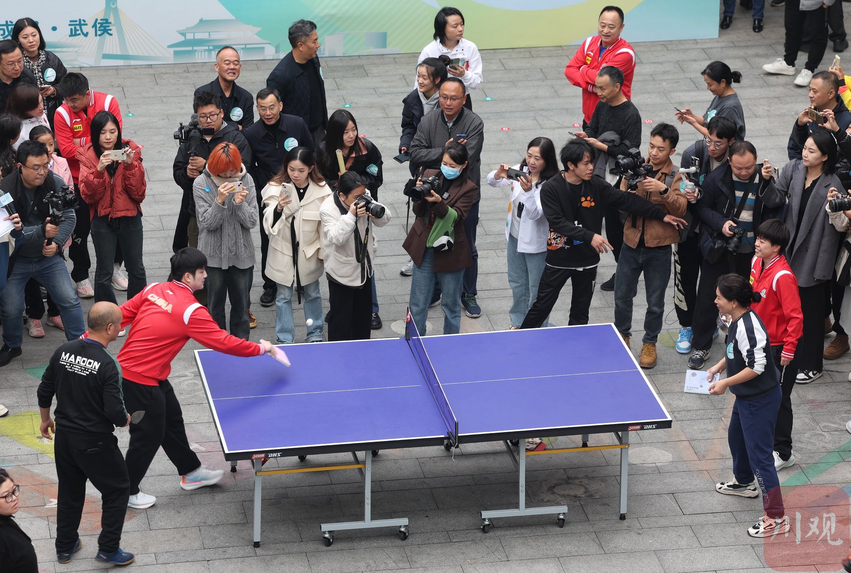 国乒运动员与社区群众玩趣味乒乓球