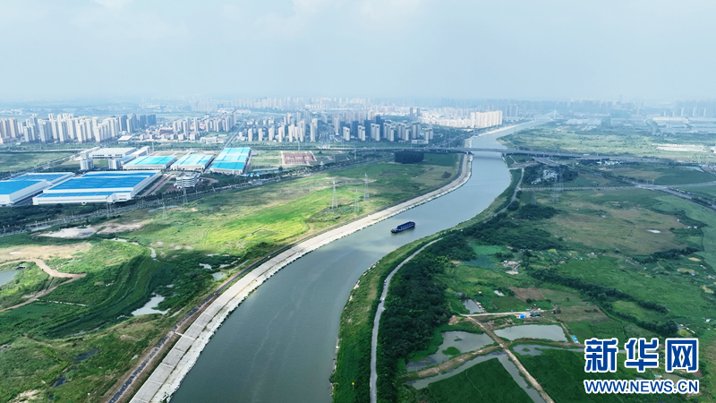 江淮运河集装箱航线开航. 李博 摄