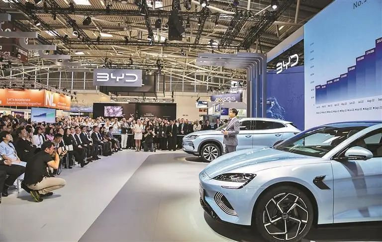 9月4日在德国慕尼黑国际车展媒体预展上拍摄的比亚迪发布会现场.