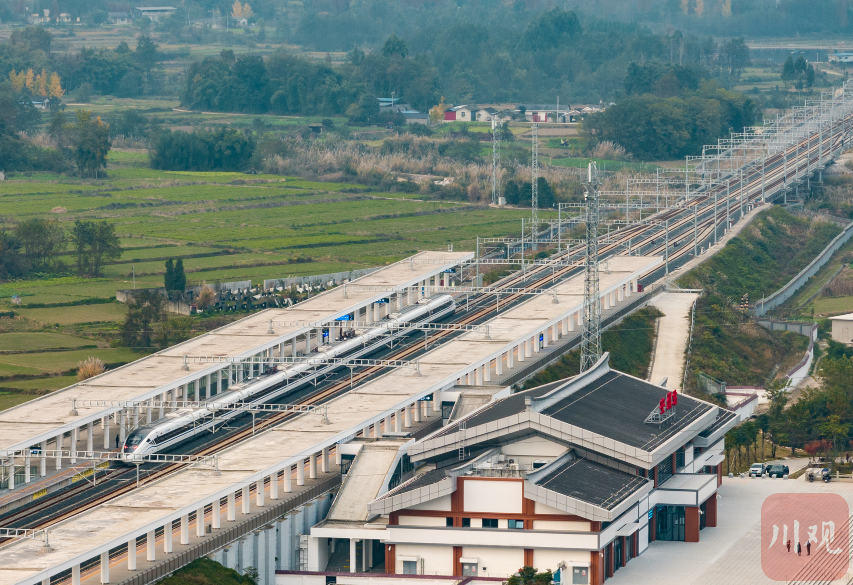 这是试跑动车停靠在绵阳市安州区安州站.