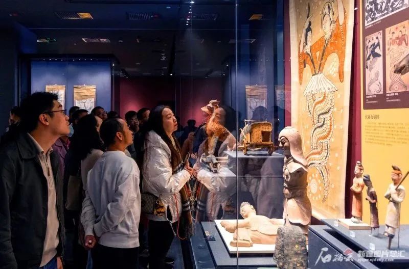 11月5日,游客在新疆博物馆参观.孙振嵩摄