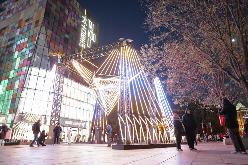 北京三里屯变身灯光"长廊",吸引市民游客"漫步星河"