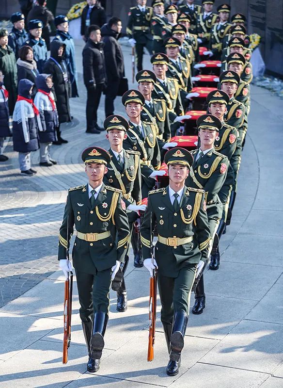 11月24日,礼兵护送志愿军烈士棺椁进入沈阳抗美援朝烈士陵园安葬地宫.