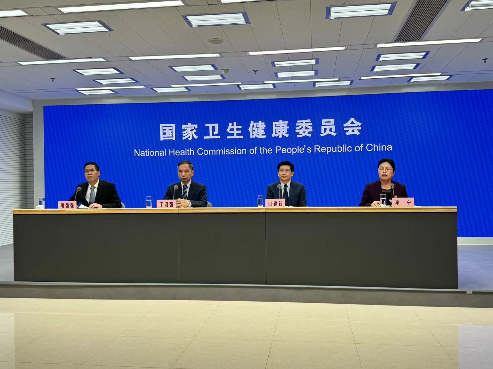 新华全媒+｜2024，回看这份与你我相关的“健康大礼包”