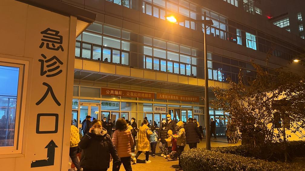 夜幕下,天津市儿童医院马场院区急诊区门口.新华社记者 徐思钰 摄