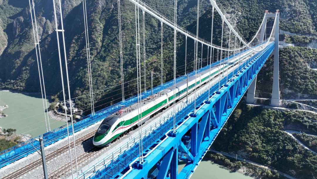 "复兴号"动车组行驶在金沙江特大桥上.陈畅摄