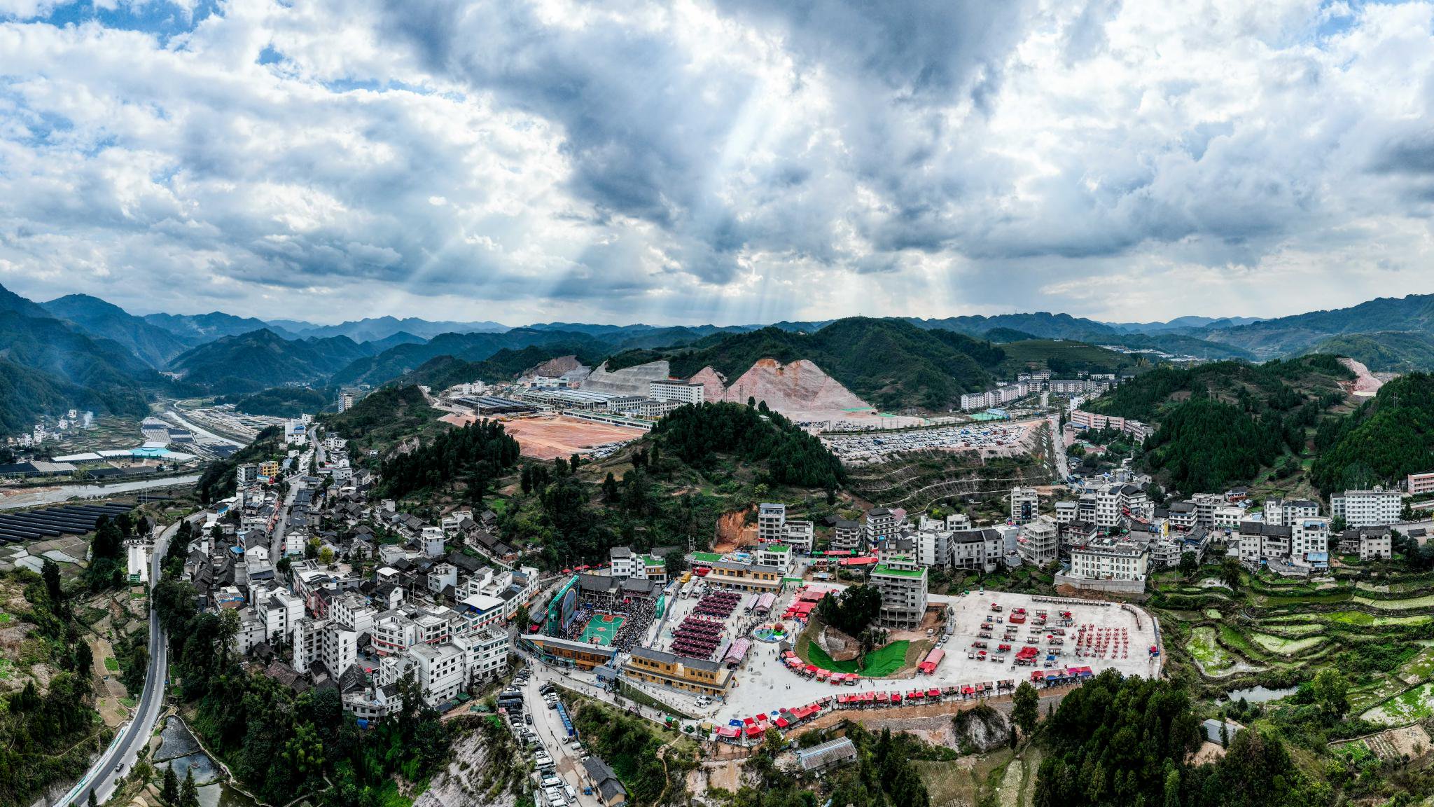 这是2023年10月25日拍摄的台盘村全景(无人机全景照片).
