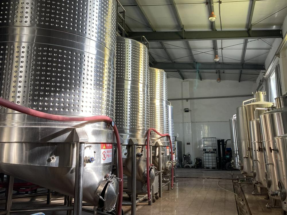 (迦南美地酒庄酿酒车间,财联社记者摄)"所以贺兰山东麓葡萄酒,不可能