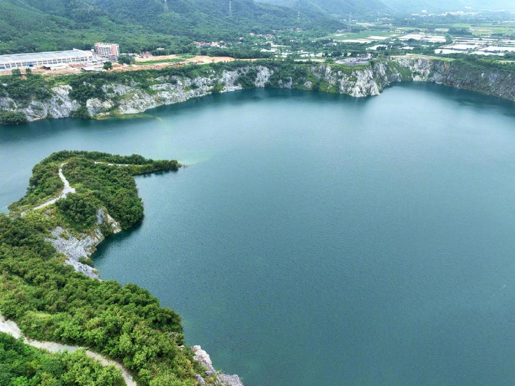 位于佛山三水区南山镇关山肚的"蓝眼泪"矿山湖.