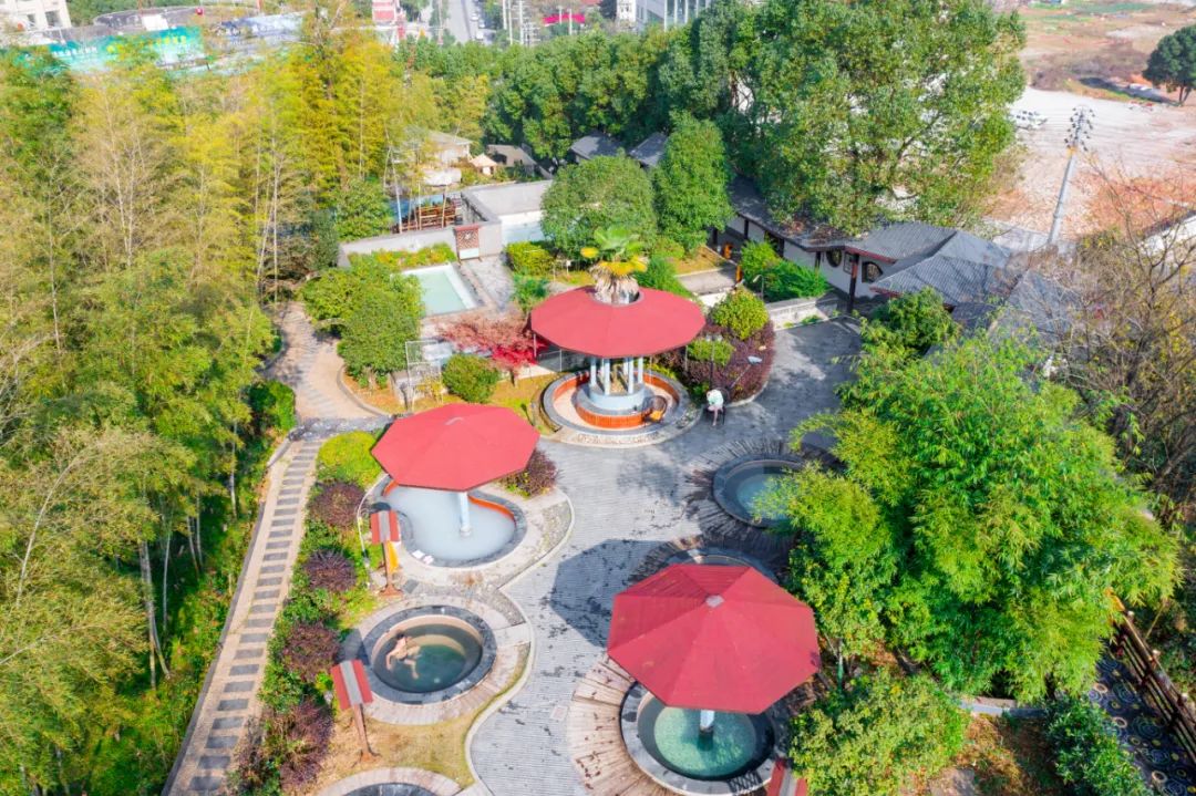 咸宁温泉的开发至今已有1400多年历史.它的泉水出自岩窟,水激石岩