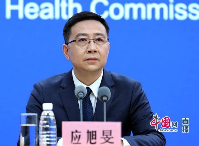 杭州市卫健委副主任应旭旻在回答封面新闻记者提问时