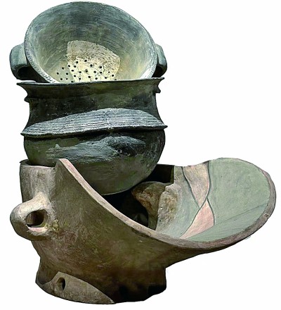 &nbsp;&nbsp;&nbsp;&nbsp;图为河姆渡文化的陶制炊具组合,从上至下