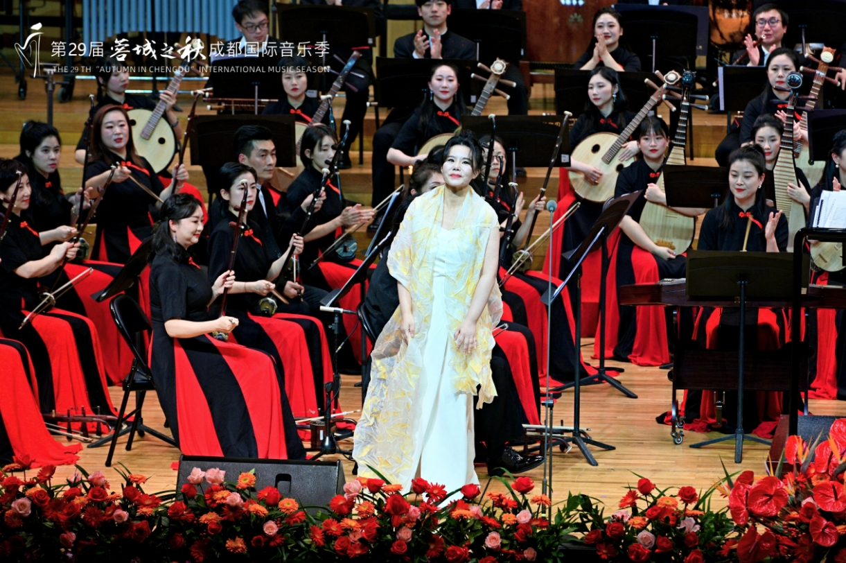 龚琳娜现场演唱《静夜思》