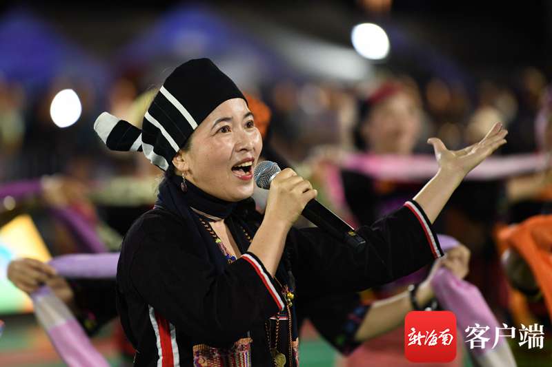 中场表演:黎族原生态民歌欧欧调歌伴舞《锦绣东方》.记者陈卫东摄