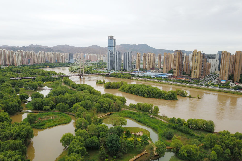 这是7月3日在兰州市安宁区拍摄的银滩湿地公园景色(无人机照片).