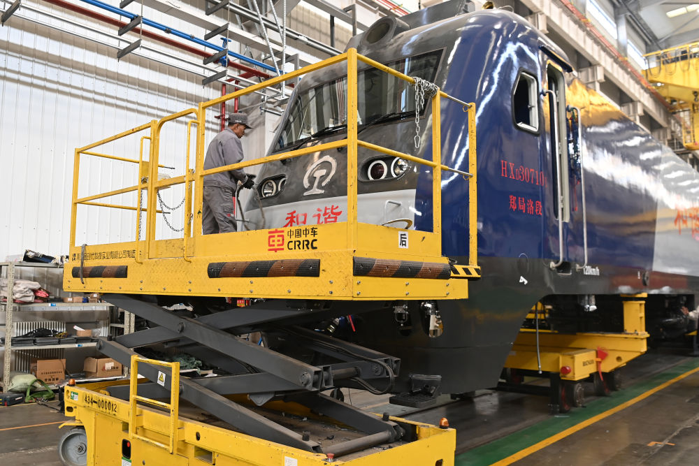 在位于兰州市安宁区的中车兰州机车有限公司,工作人员在机车检修线上