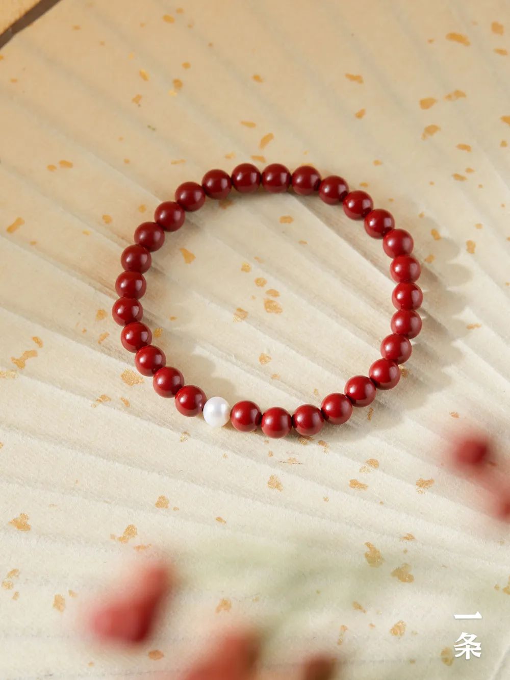 典雅珍珠,配贵气朱砂,戴出高级的中式美感|珍珠_新浪财经_新浪网