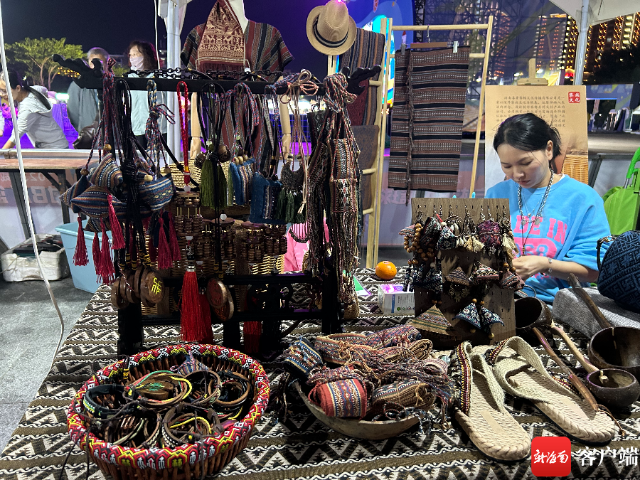 黎陶,黎锦文创产品亮相"村ba".记者 易帆 摄