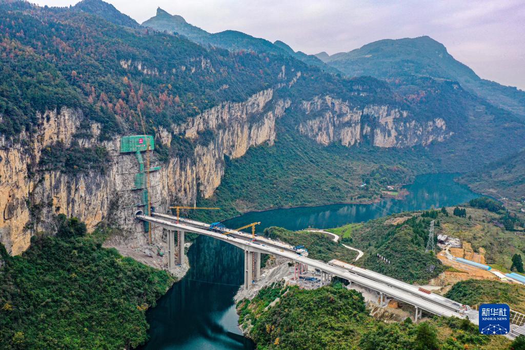 绝壁出蛟龙——渝湘复线高速阿蓬江大桥即将全桥合龙|重庆市_新浪财经
